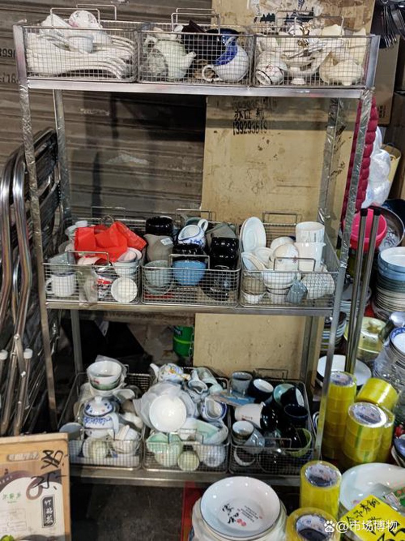 厨房焕新记：从老旧到时髦的转变